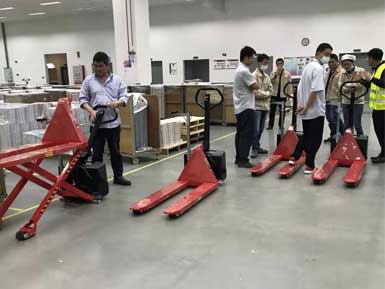 電動(dòng)高升程搬運(yùn)車交付使用，感謝廠家羅總親自跟客戶講解操作方法！