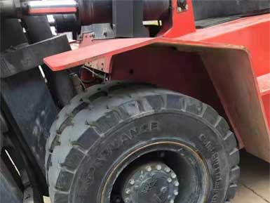 前進(jìn)實(shí)心輪胎825-15，6條實(shí)心輪胎已全部安裝到叉車上